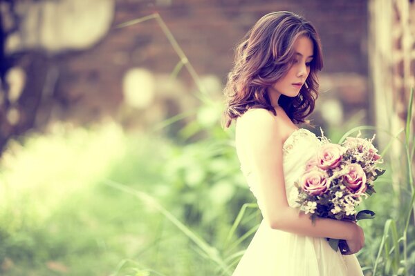 Sposa con fiori fotografata in natura