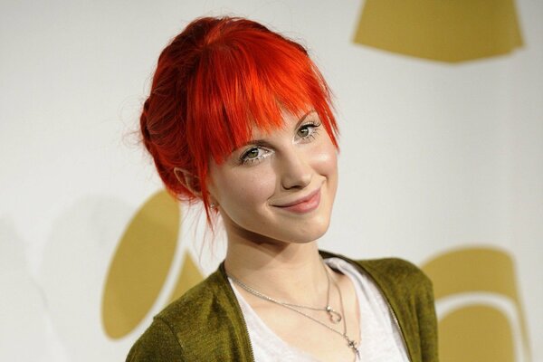 Foto de la cantante pelirroja y sonriente Hayley Williams