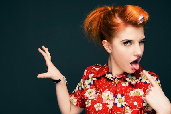 Hayley Williams con rulos y muestra la lengua