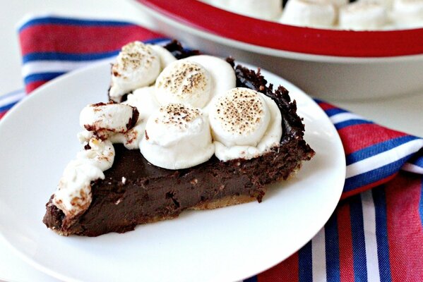 Pastel de crema de chocolate en un plato