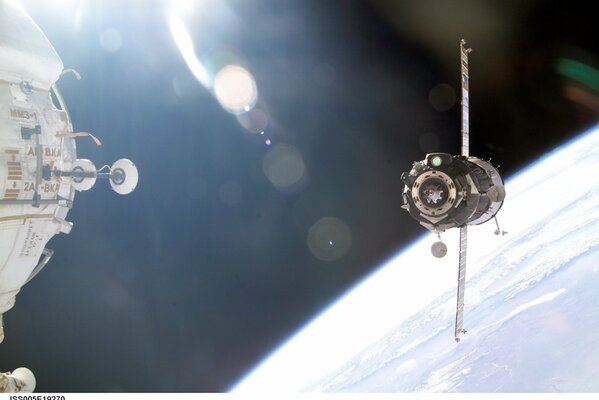 Attracco di korobl con la ISS nello spazio, sullo sfondo della terra