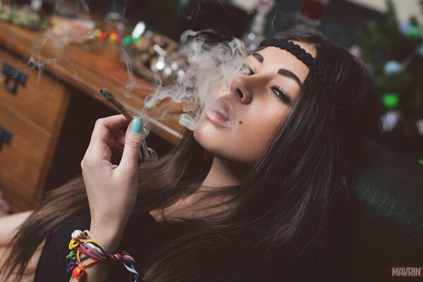 Russe modèle de fille de fumer un narguilé