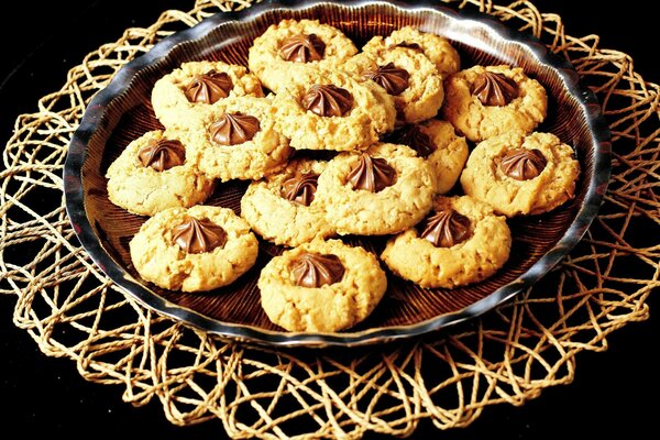 Cookies with chocolate filling on a platter