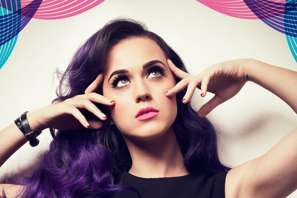 Katty Perry con el pelo morado