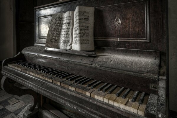 An old decrepit piano with the same old notes on it