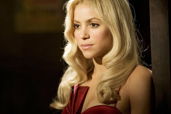 La cantante Shakira con un vestido rojo