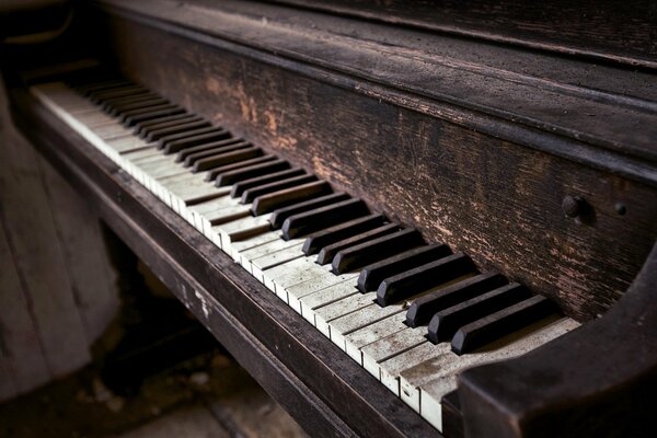 Piano viejo con fondo viejo