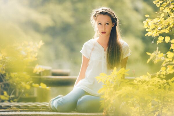 Hermosa chica iluminada por el sol