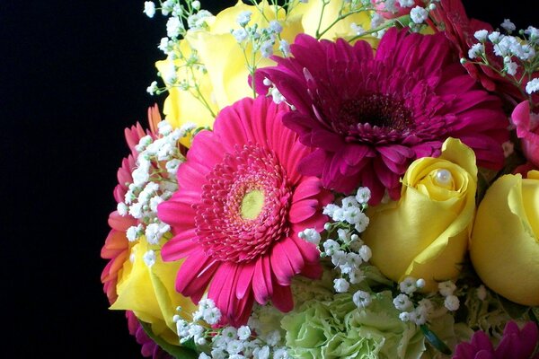 Beau bouquet de roses jaunes, gerberas rouges et gypsophile blanc