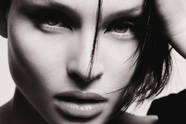 Black and white portrait of singer sophie ellis- bextor