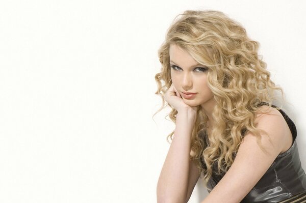 Taylor Swift with curls