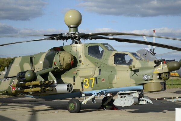 Helicóptero de ataque ruso, parado en el aeródromo