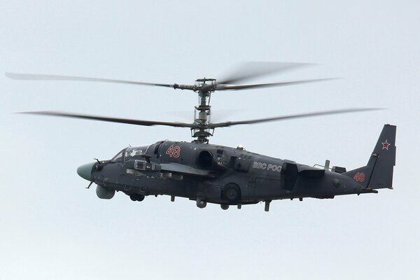 Cocodrilo gris oscuro helicóptero en vuelo