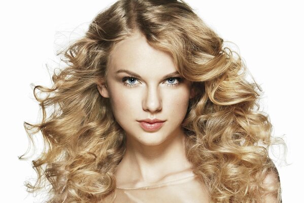 Taylor swift with big curls