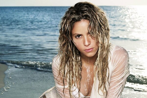 Shakira on the background of the blue sea