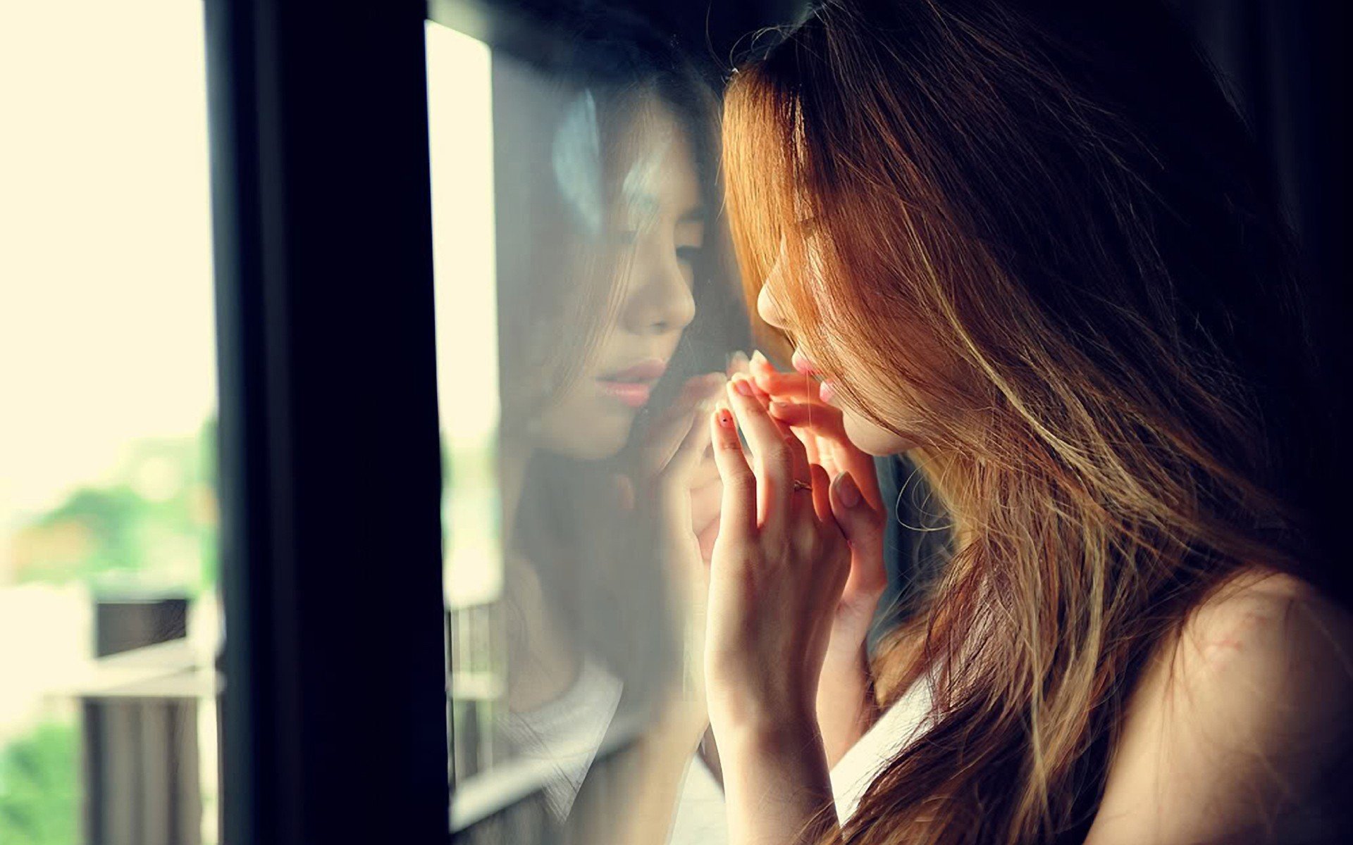 situations fille brunette visage réflexion verre mains transport arrière-plan fond d écran plein écran