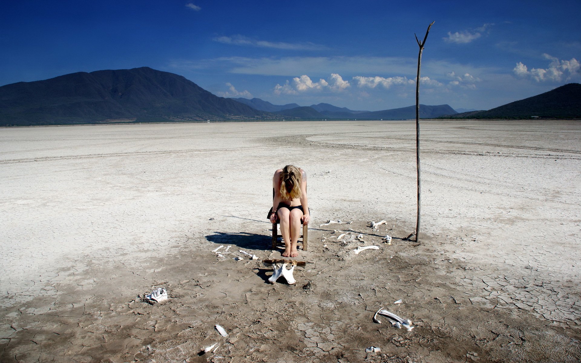 desierto chica huesos situación