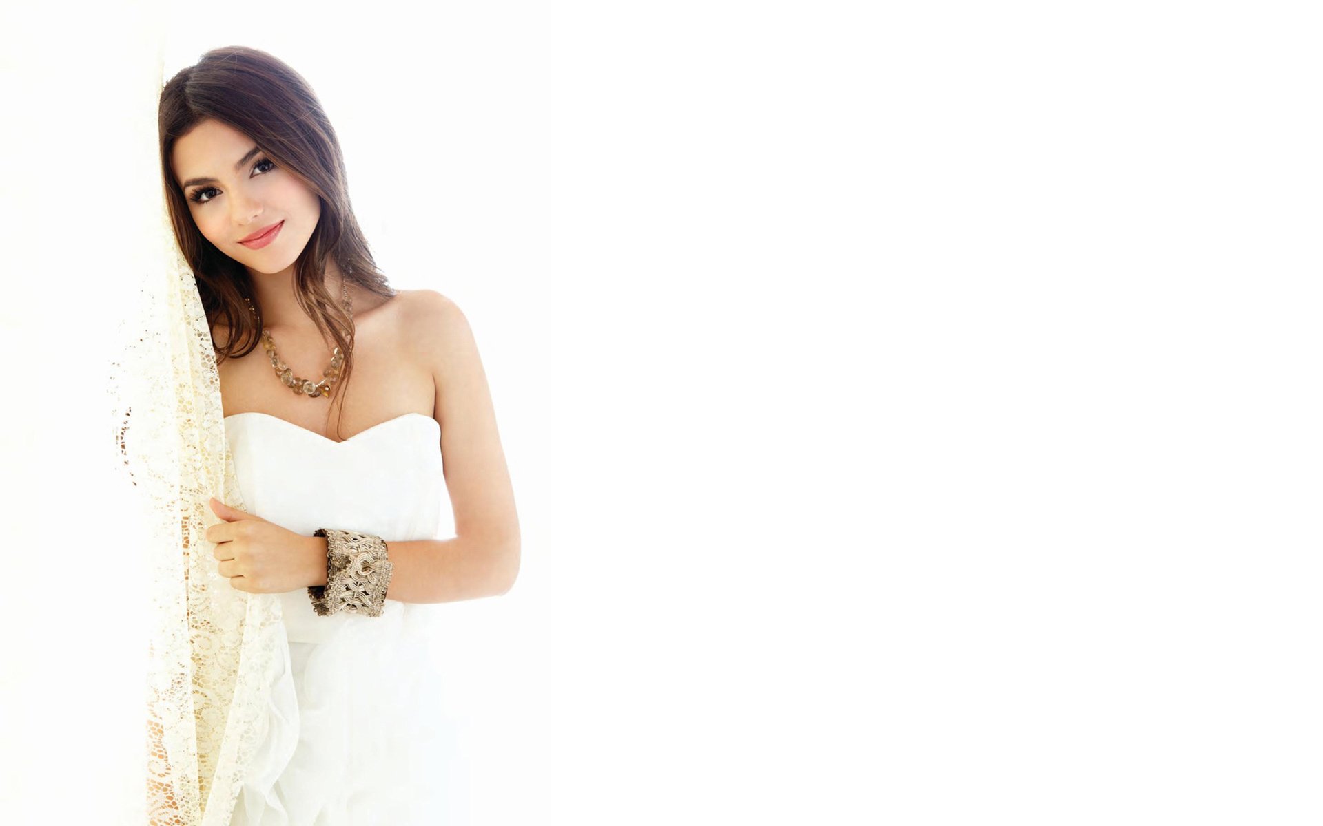 victoria justice ragazza bella victoria bruna capelli sorriso sguardo occhi braccialetto sfondo bianco