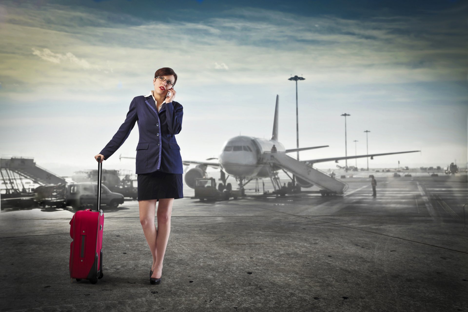 aeroporto donna giacca gonna borsa chiamata telefono cielo