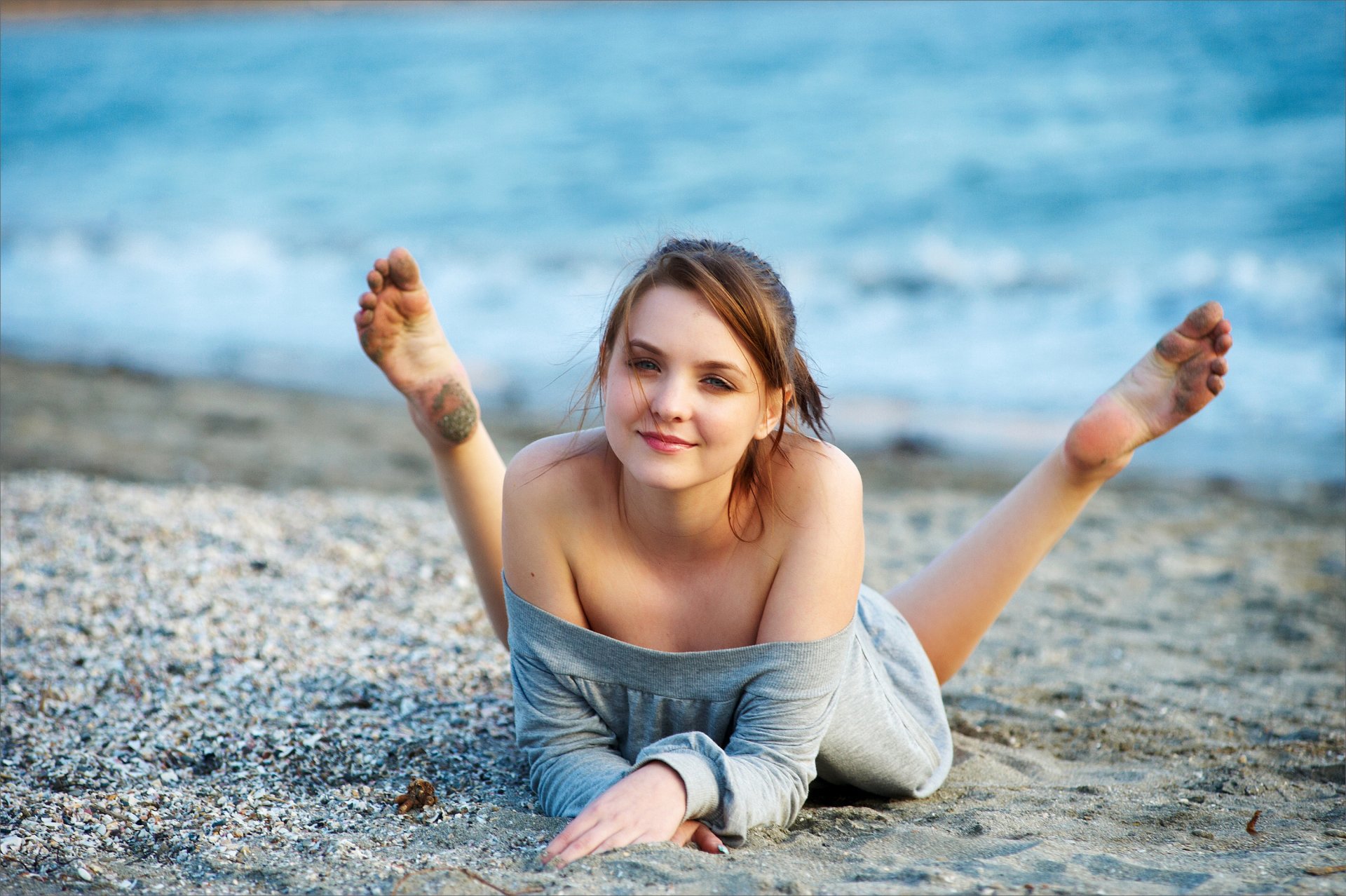 emily mädchen braunhaarige grauäugige blick lächeln bluse strand sand meer wind fersen