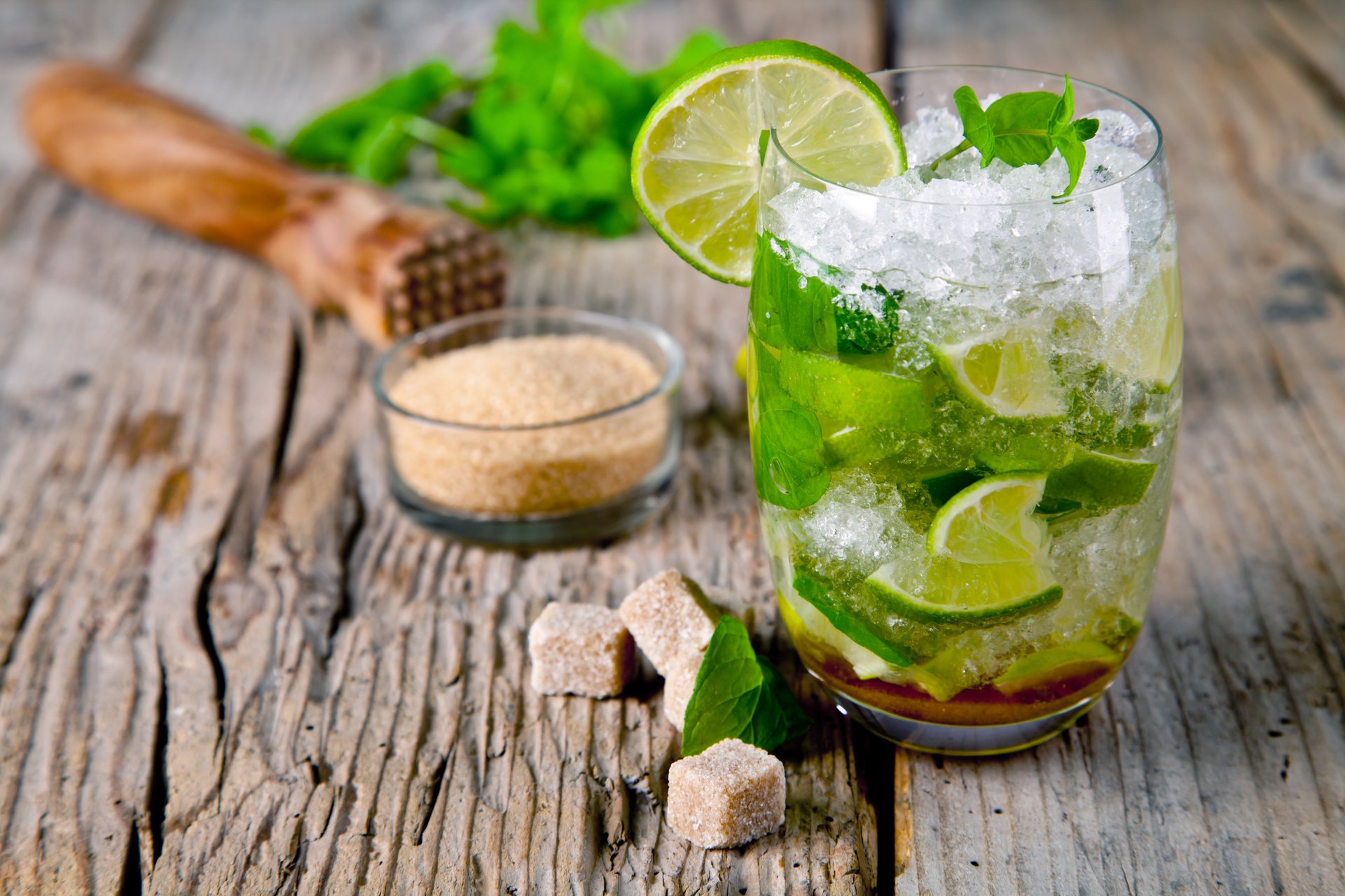 mojito limette cocktail eis minze weinglas zucker würfel