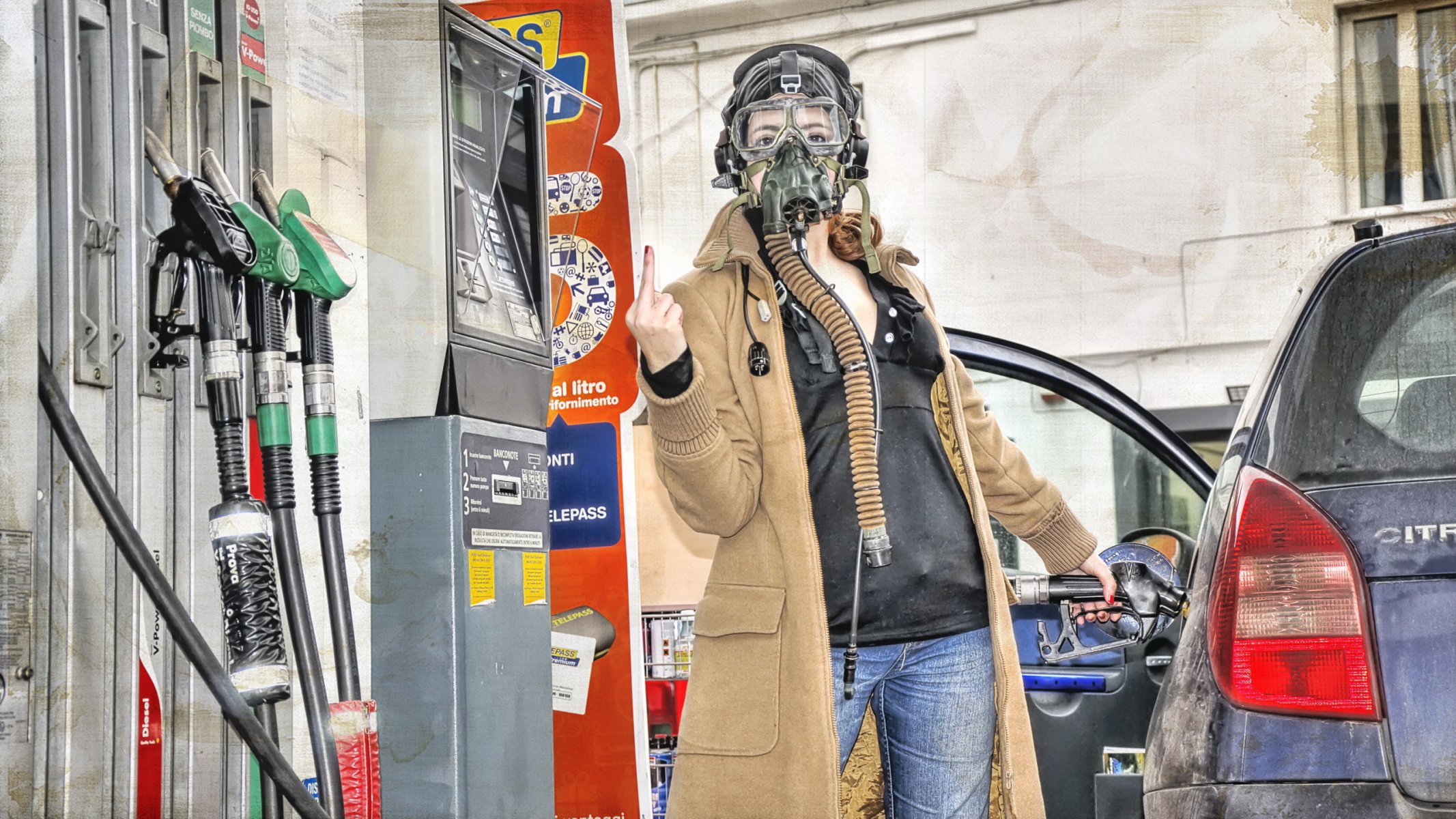 ragazza stazione di servizio situazione