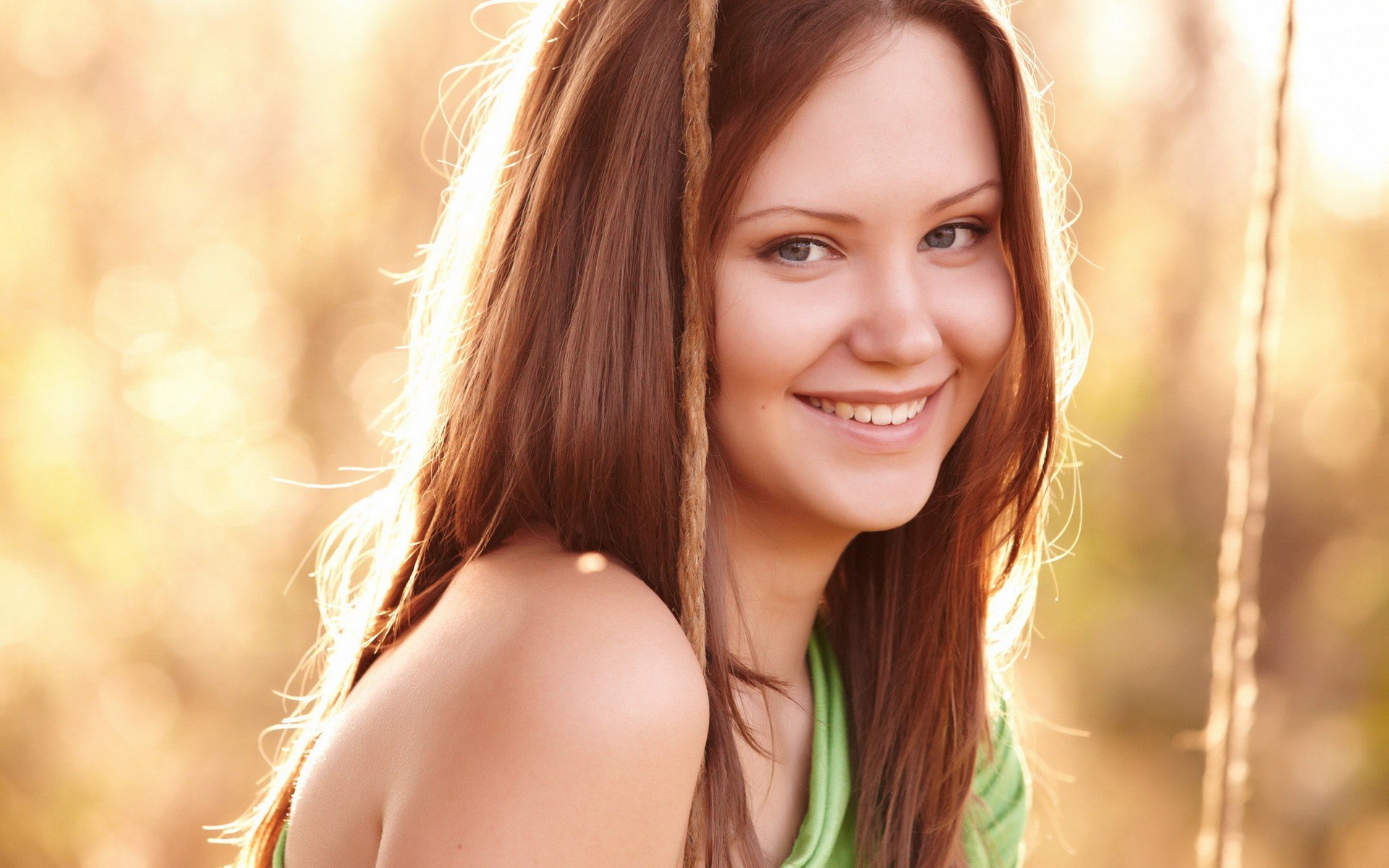 humeur fille rousse visage sourire regard maquillage soleil balançoire arrière-plan fond d écran plein écran