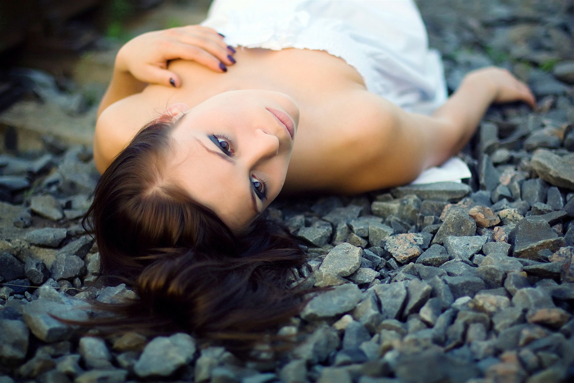 fondo piedras escombros guijarros chica cara cabello mirada pelo oscuro blanco vestido vestido de verano