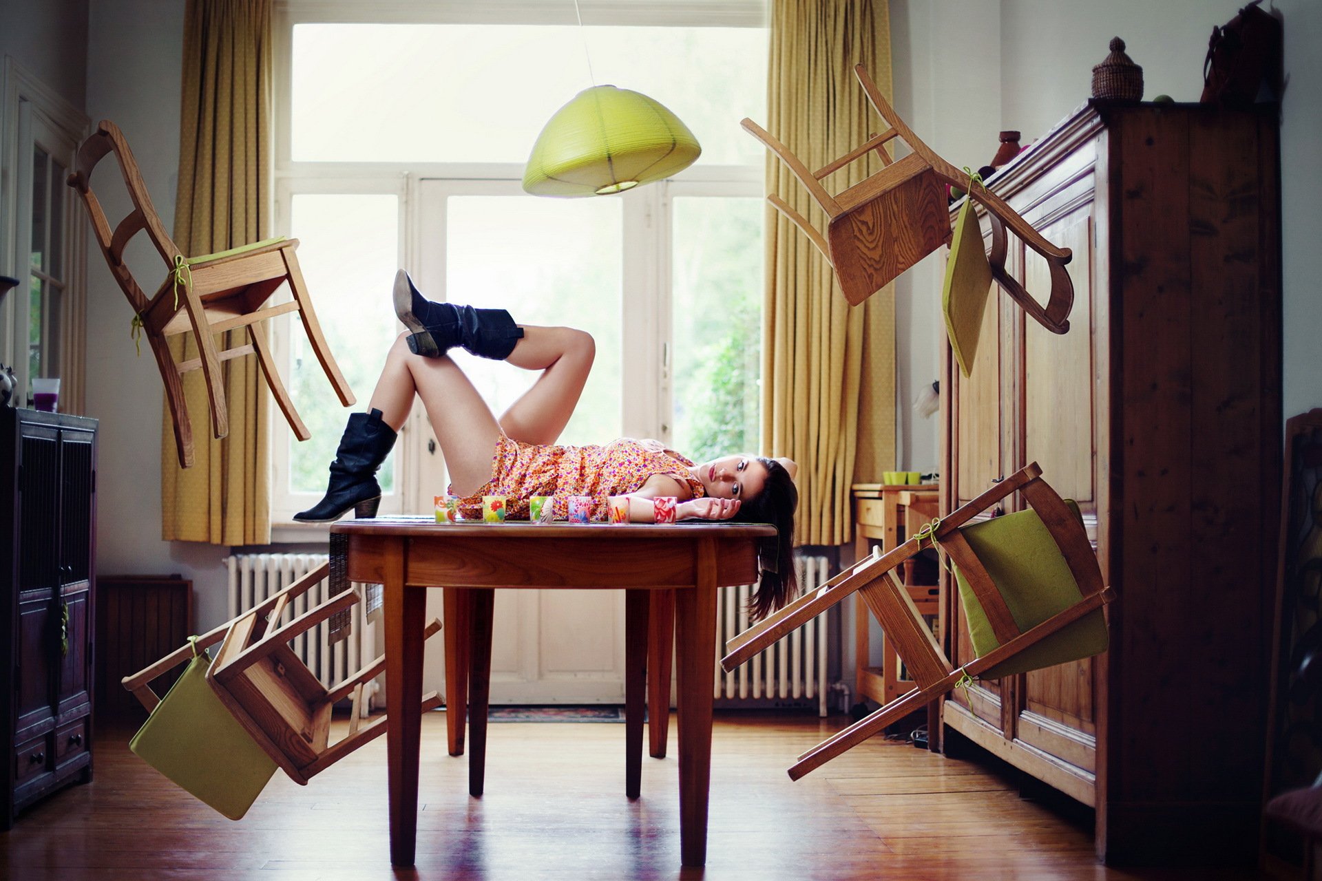 fille chambre chaises situation