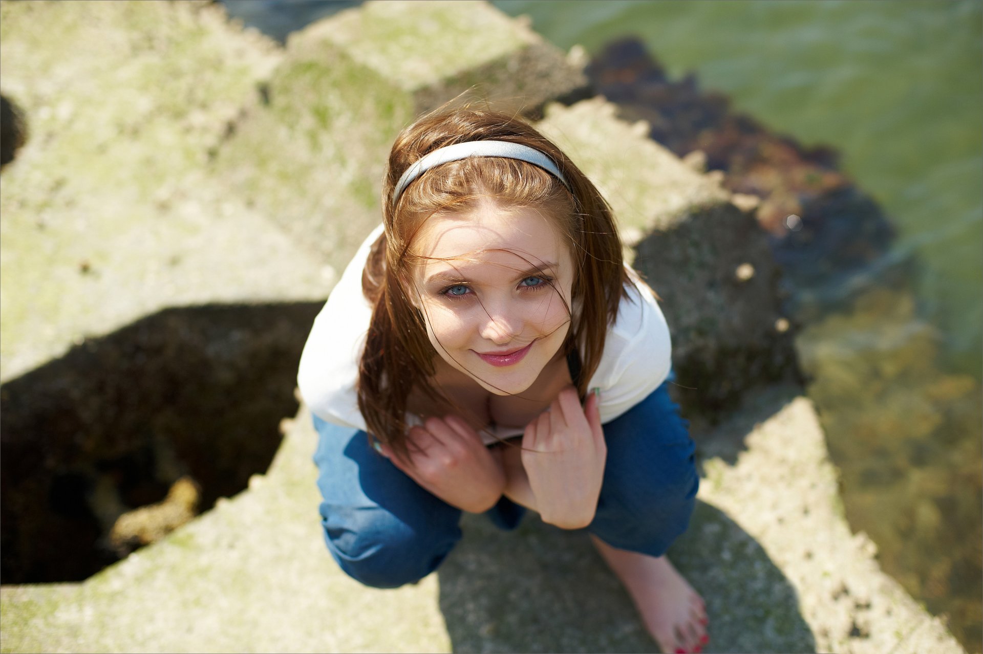 fille cheveux bruns cerceau sourire regard débardeur pierre eau vent