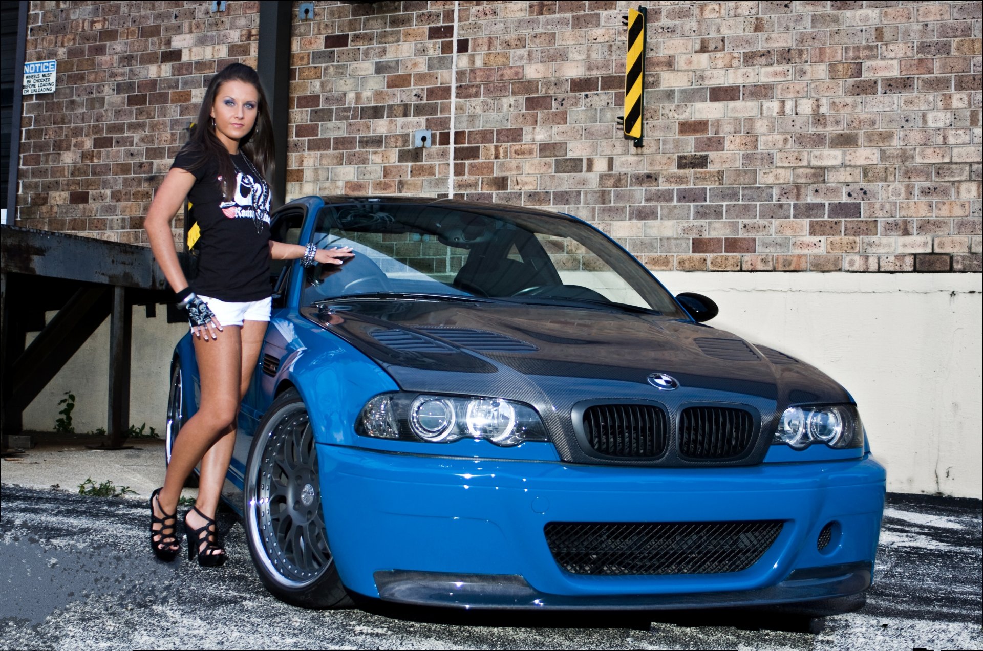 bmw m3 e46 bleu carbone fille brune bmw jantes brune brique mur