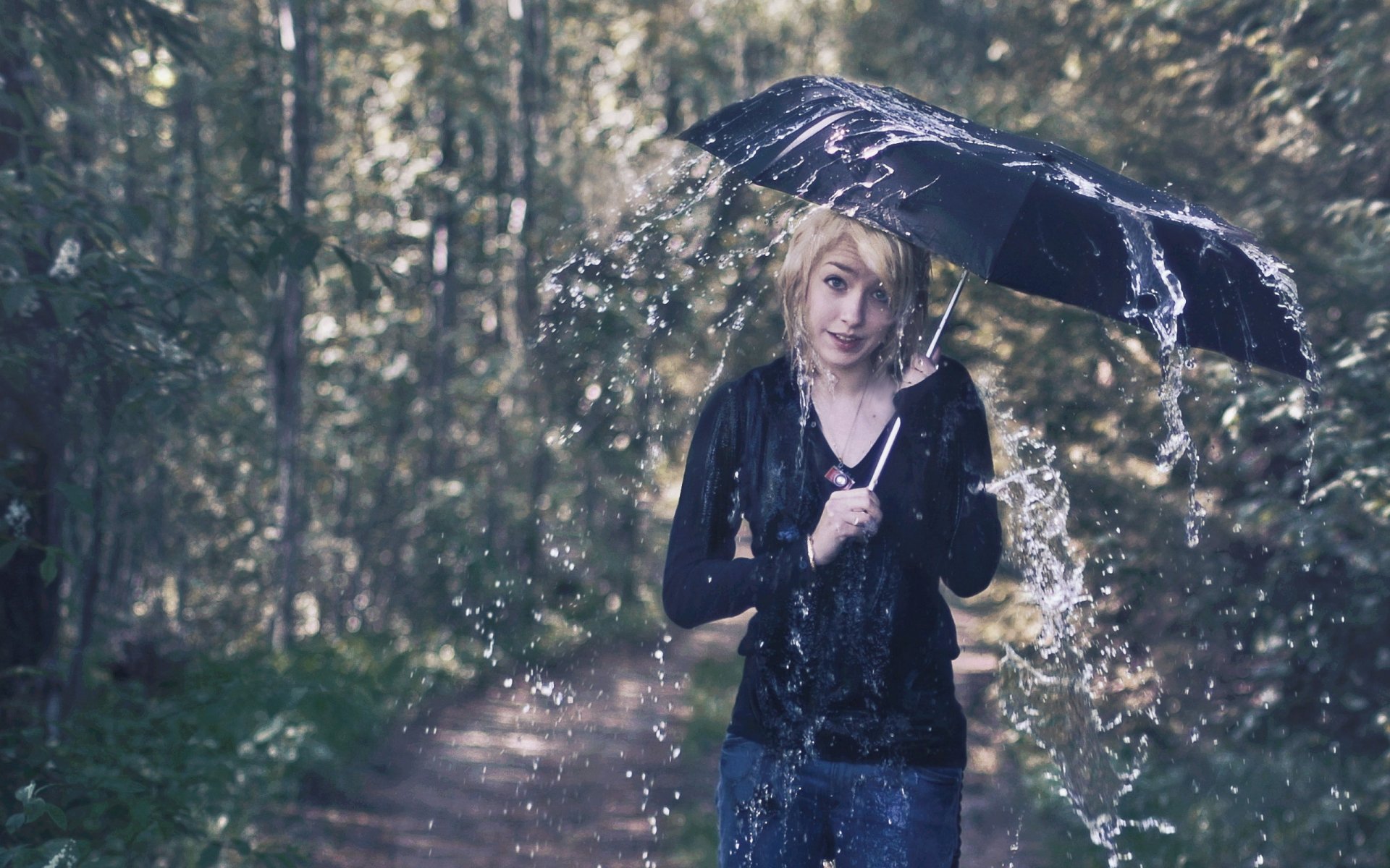 mädchen regenschirm regen situation