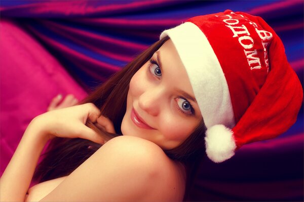 Erotisches Mädchen in der roten Kappe des Weihnachtsmannes