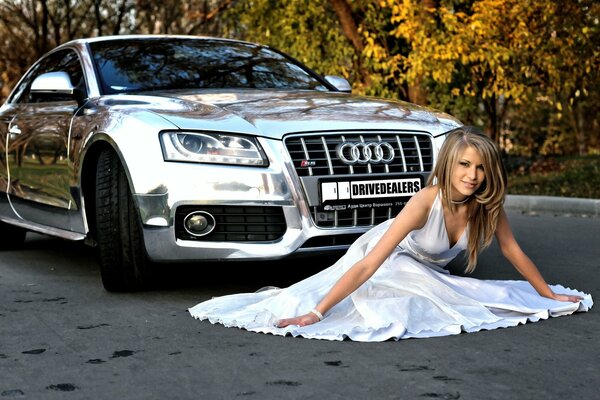 Audi e ragazza in bianco su sfondo autunno