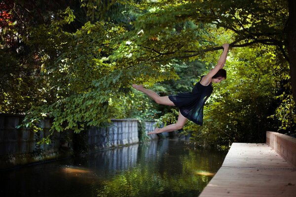 Fille en robe noire sur l eau