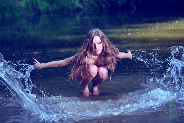 Fille avec les cheveux lâches joue avec de l eau