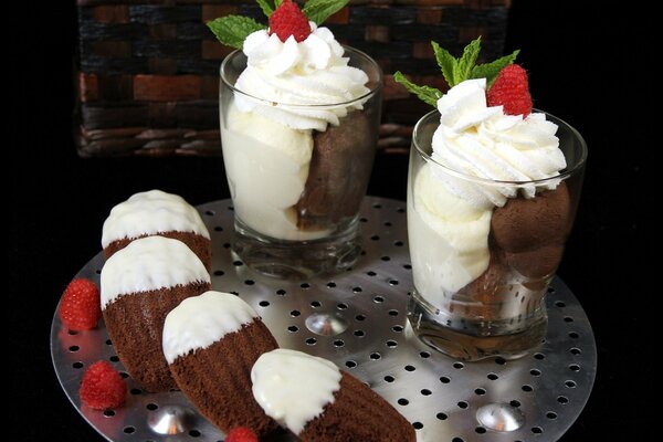 Hermoso postre de chocolate en tazas