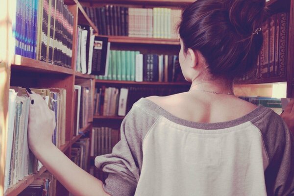 Fille en veste dans une librairie