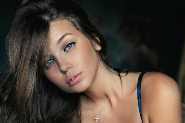 Belle brune aux yeux bleus fille