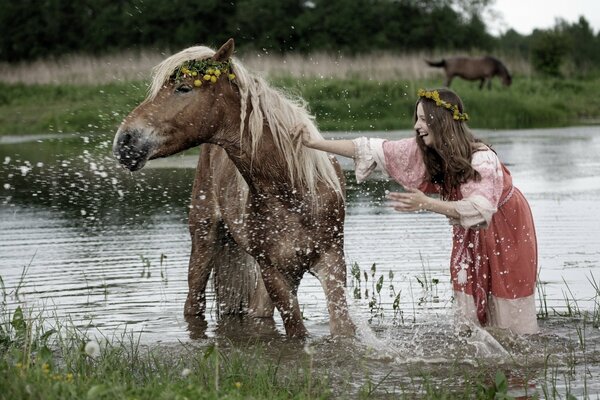 Fille russe se baigner avec un cheval