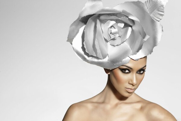 Nicole Scherzinger et le chapeau en forme de rose