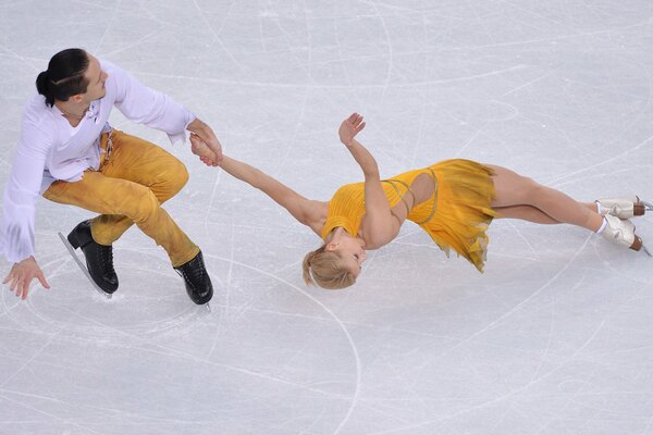 Patinadores en el hielo olímpico en Sochi