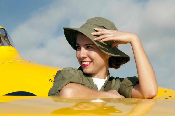 Ragazza fotografata da un aereo giallo