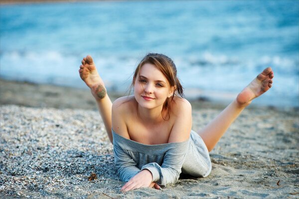 Belle fille se trouve sur la plage