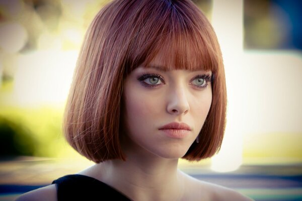 Ragazza rossa con quad. Attrice Amanda Seyfried