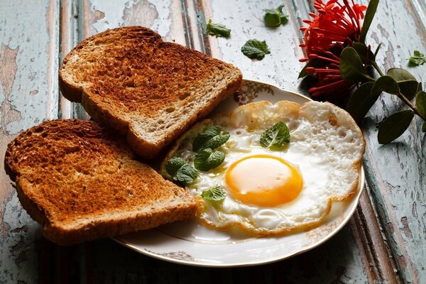 Desayuno de huevo frito y pan tostado