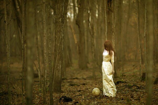 Bosque de otoño y chica en blanco