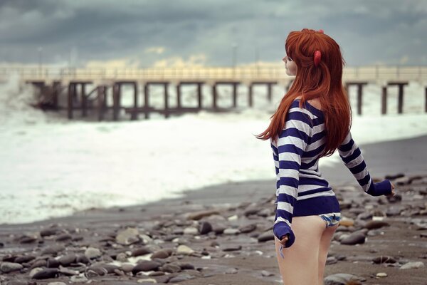 Ruda dziewczyna cieszy się na plaży morzem