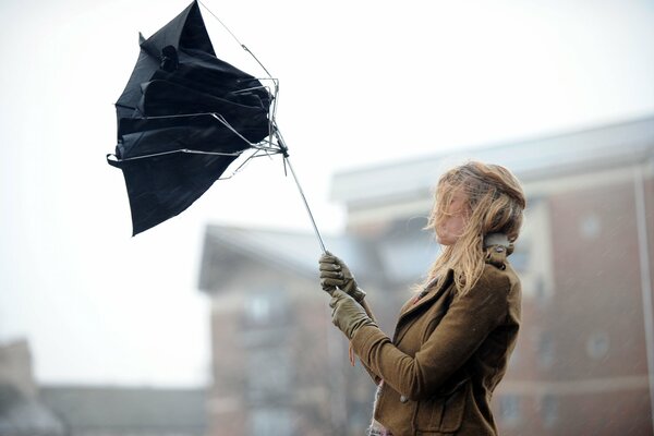 Schlechtes Wetter, starker Wind hat den Regenschirm fast weggetragen