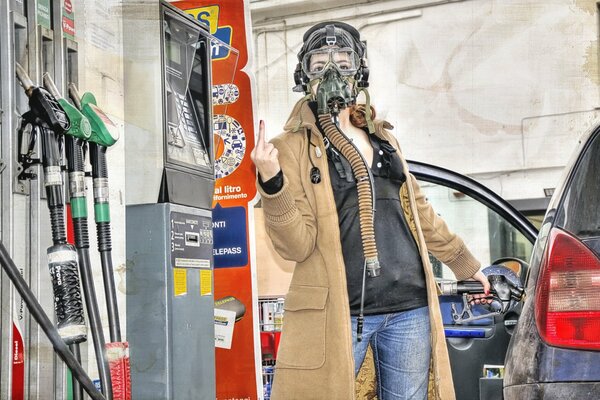 Cooles Mädchen an der Tankstelle